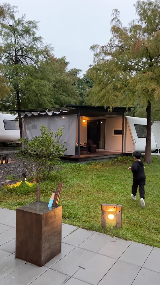 露營車區與草地環境