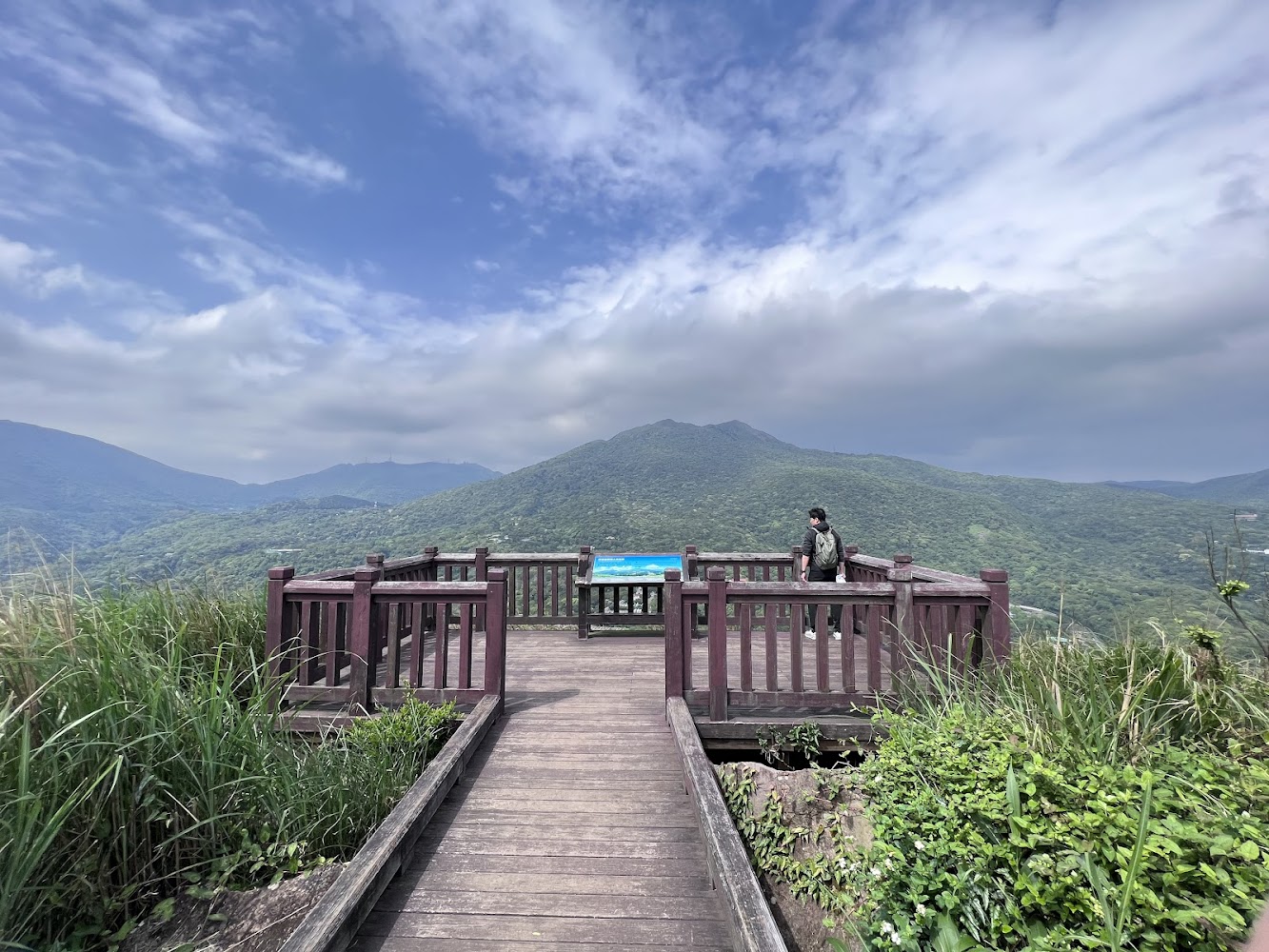 木製觀景台與背包旅人