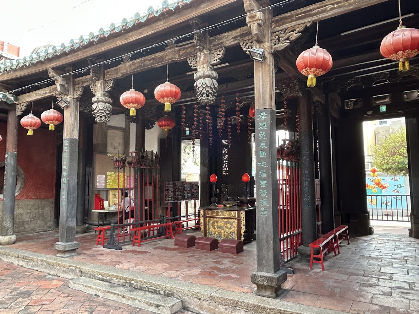 澎湖天后宮內部紅燈籠與木雕柱