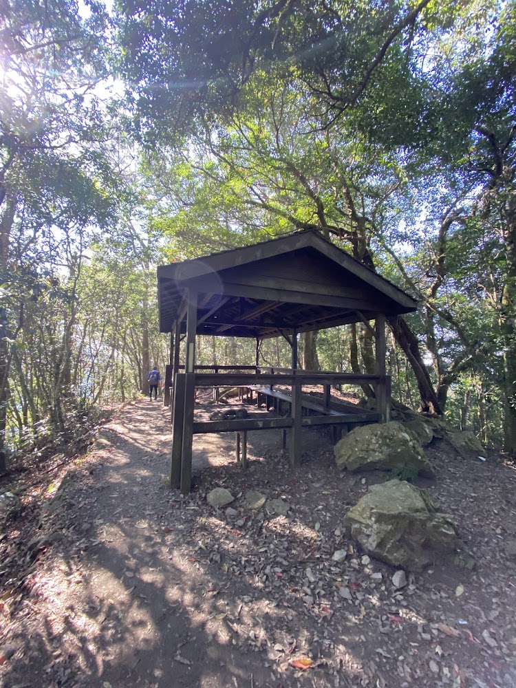 屋我尾山步道旁木造涼亭