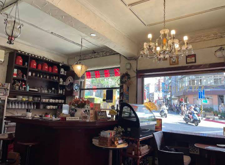 AMANDA CAFE 復古氛圍室內吧台與吊燈