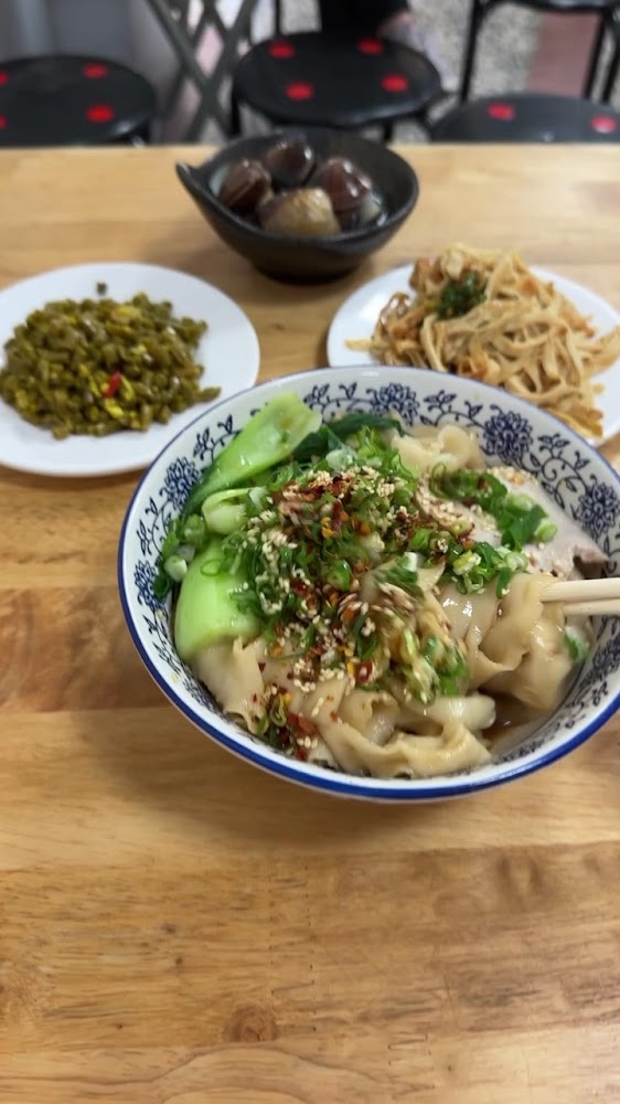 一碗潑辣麵搭配三樣小菜