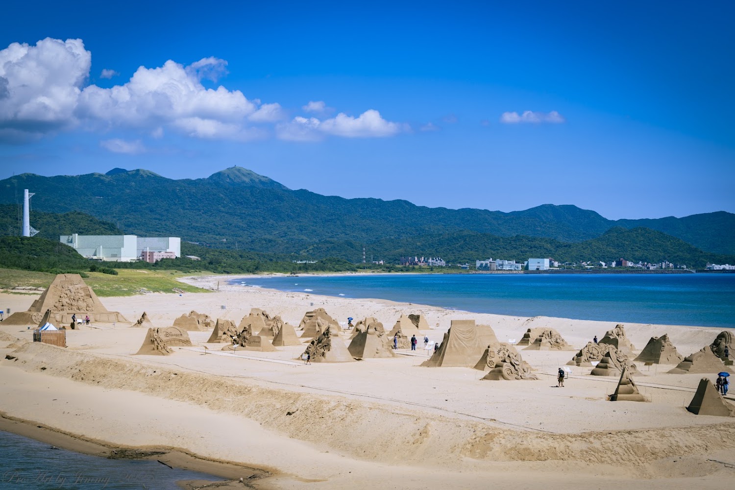 海邊多座沙雕與山海景色