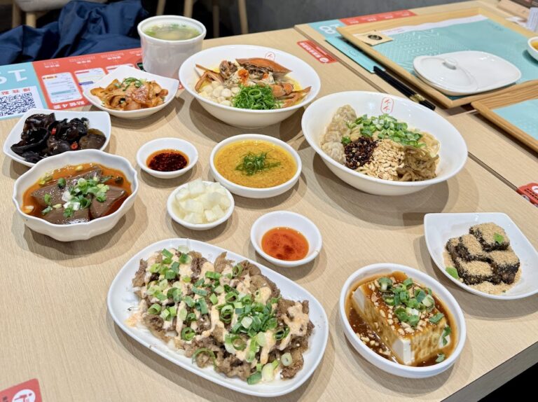 墨竹亭一桌豐盛餐點，有多樣麵食、小菜、豆腐與甜點。