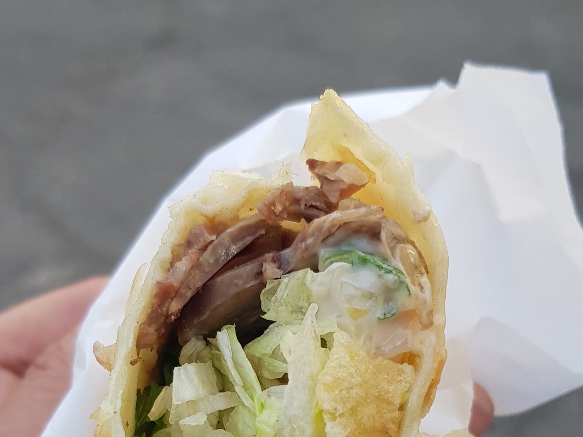 劉家酸白菜火鍋牛肉捲餅手持特寫