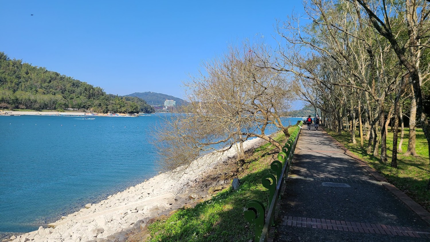 月牙灣湖畔步道與湖景