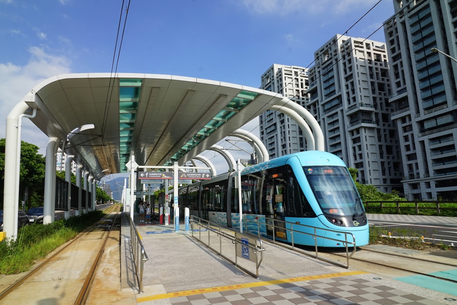 濱海沙崙站列車與月台