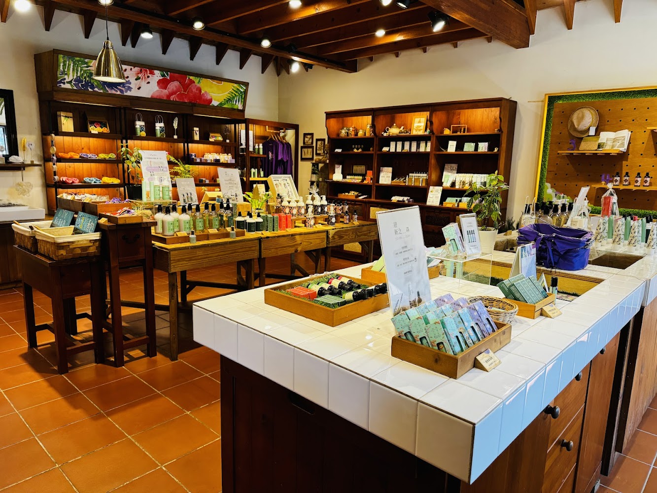 薰衣草森林Select 新社店精油與天然保養品陳列