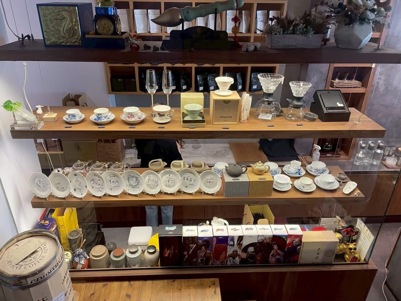 店內展示櫃擺滿咖啡器具茶具與生活選物