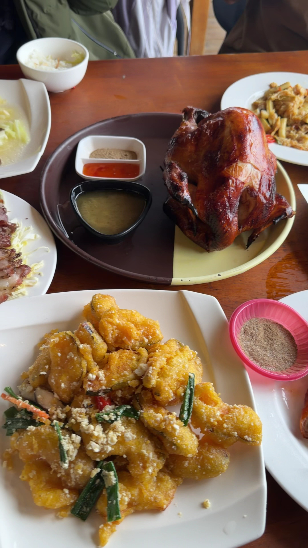 一桌豐盛中式料理，包括烤雞、炸物、湯與白飯