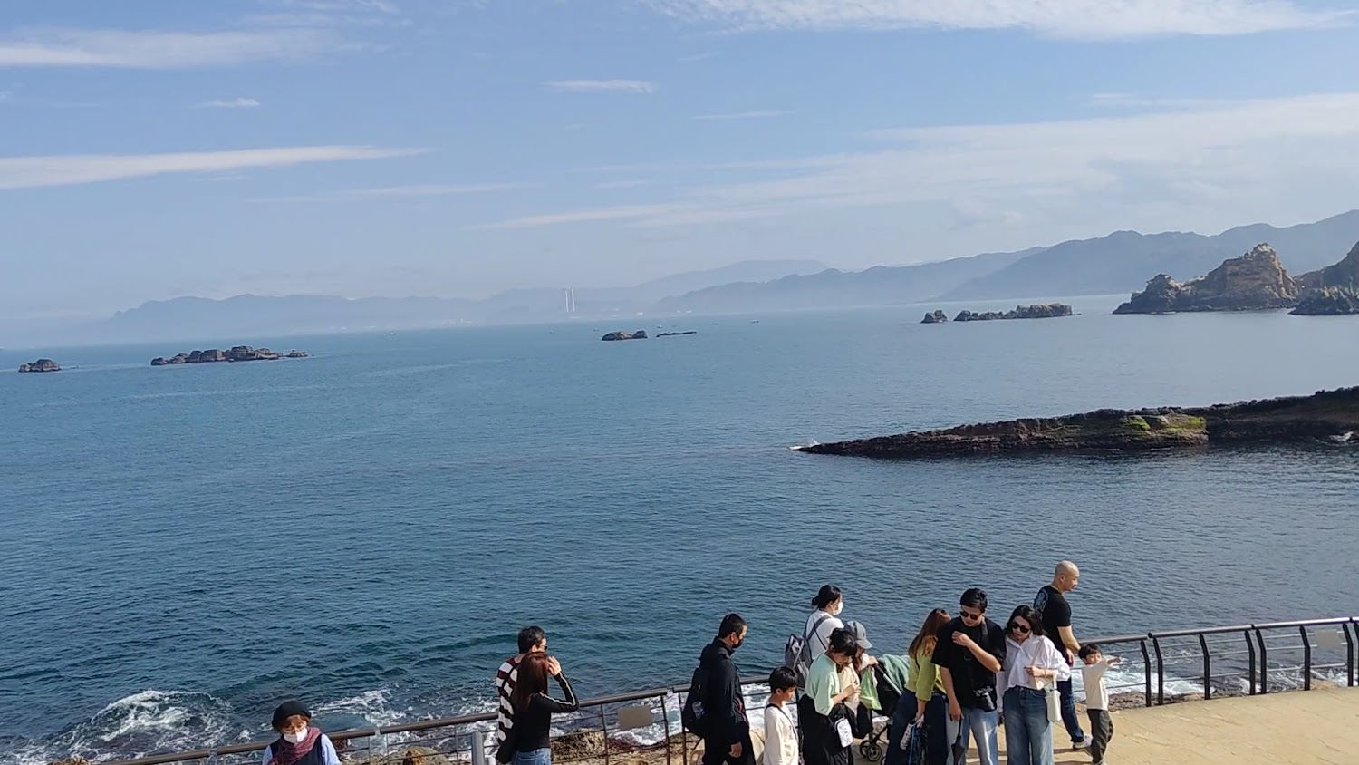 海景視野與岸邊遊客觀景畫面