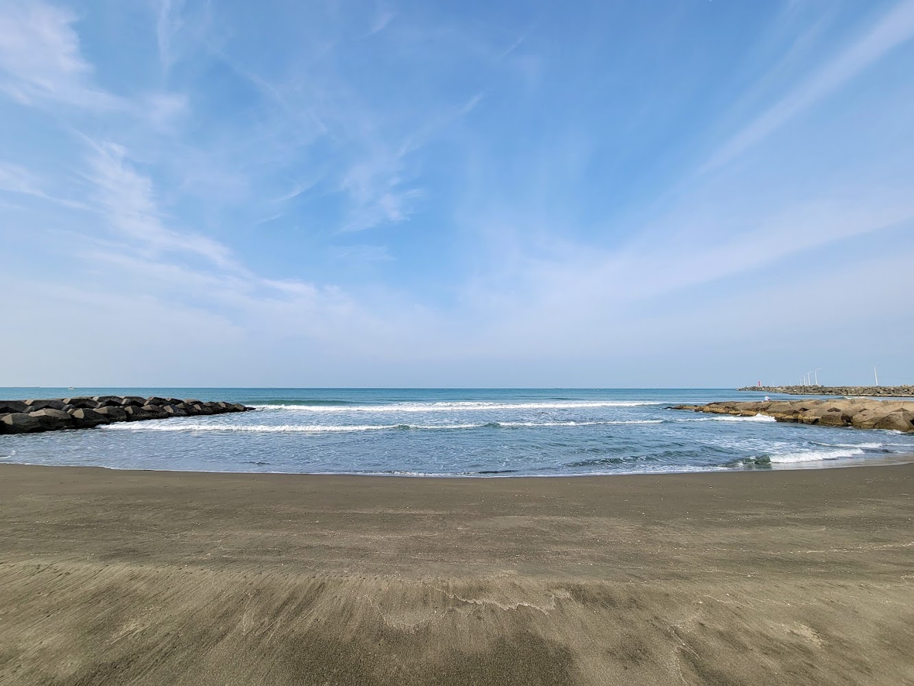 寬闊沙灘與藍色海洋景觀