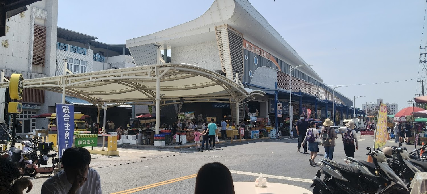 蚵仔寮漁港魚貨直銷中心外觀與市場人潮