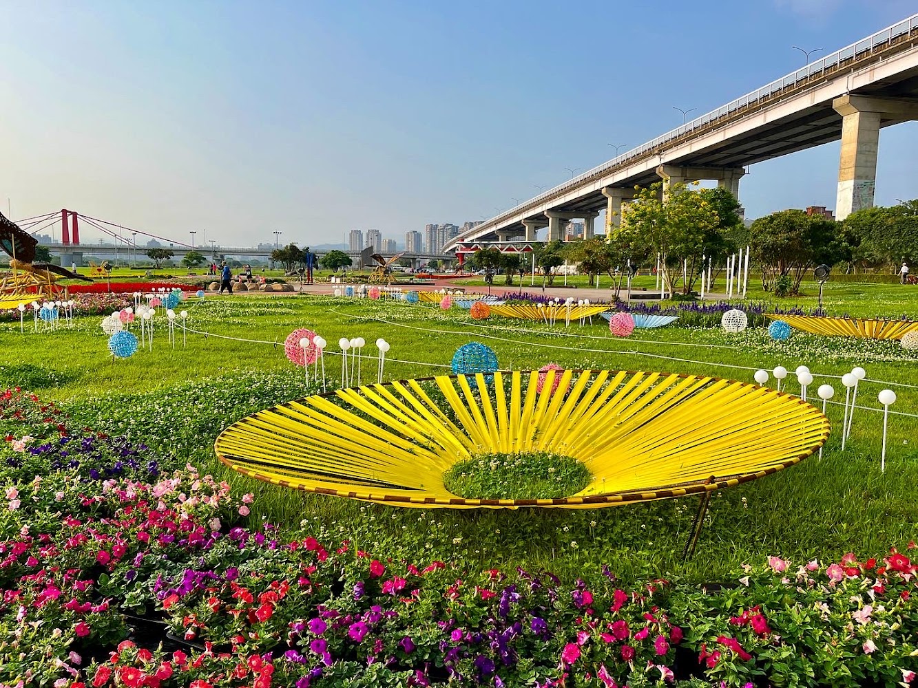 蝴蝶公園地景花海的大型花園與橋景