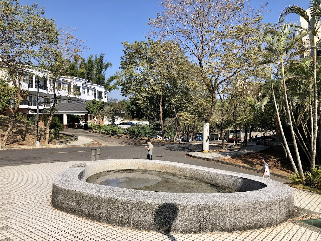 校園廣場圓形池與白色建築環境