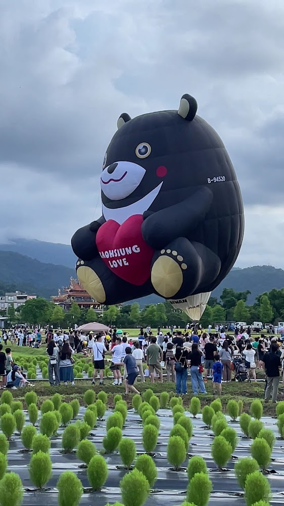 可愛黑熊造型熱氣球吸引民眾圍觀
