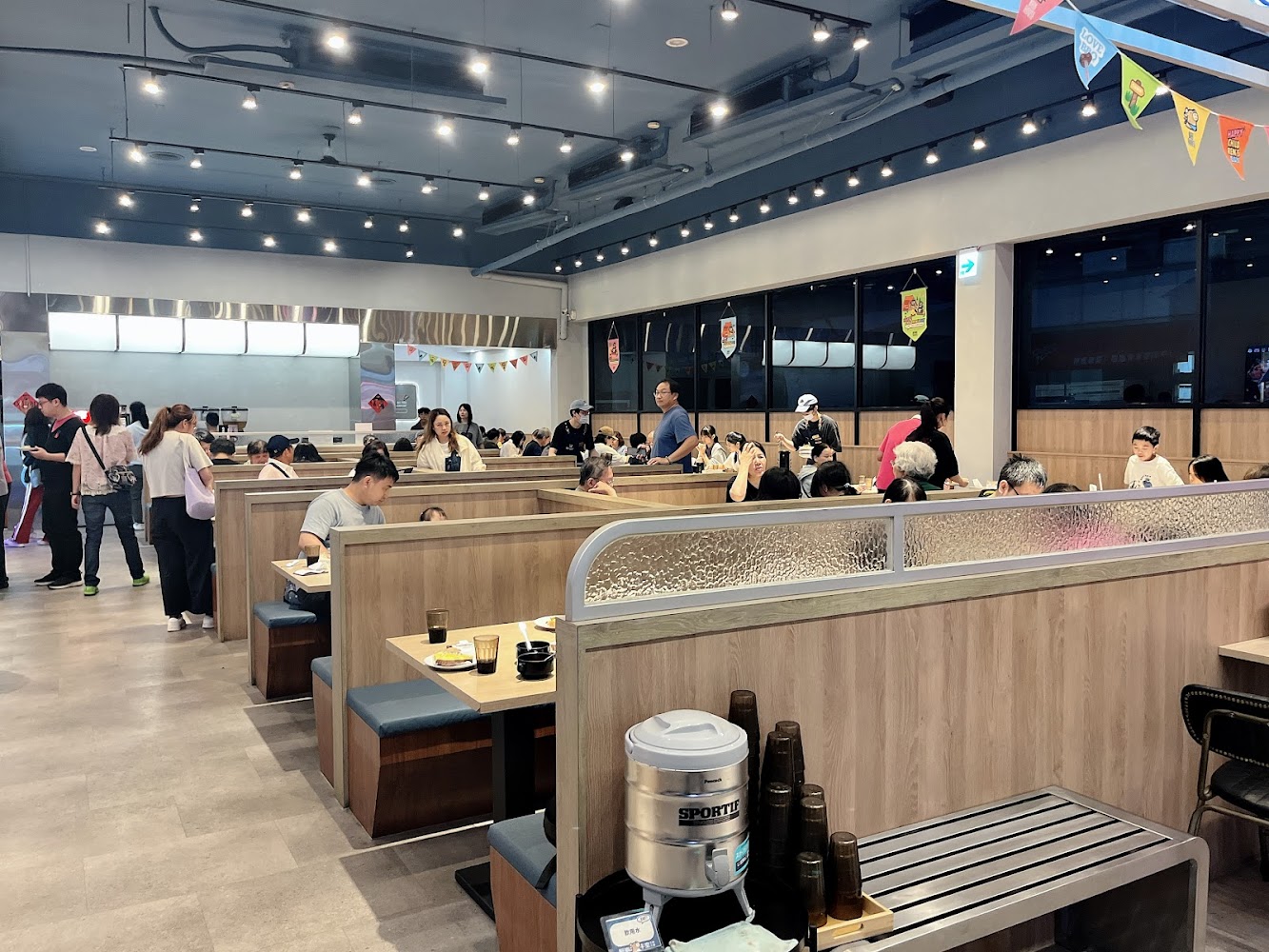 牛室炙燒牛排台中大墩店內部木質隔間座位與熱鬧用餐氛圍