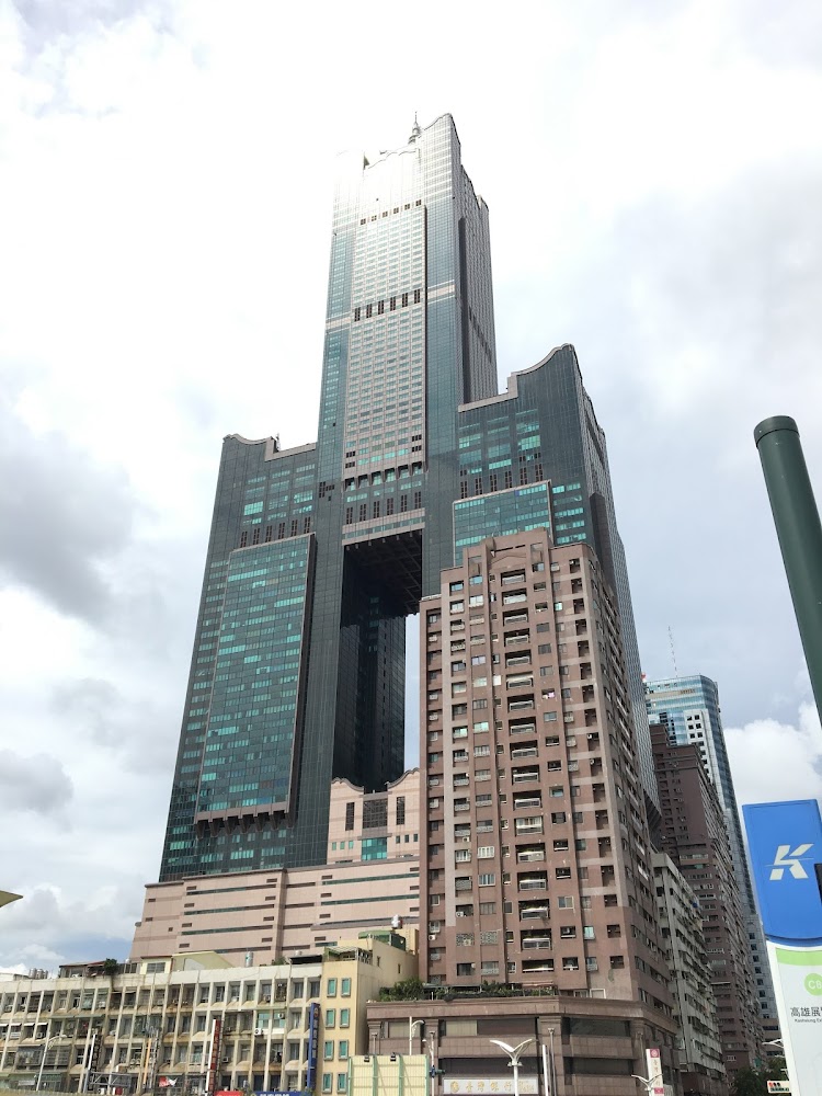 八五大樓公車站周邊可見85大樓