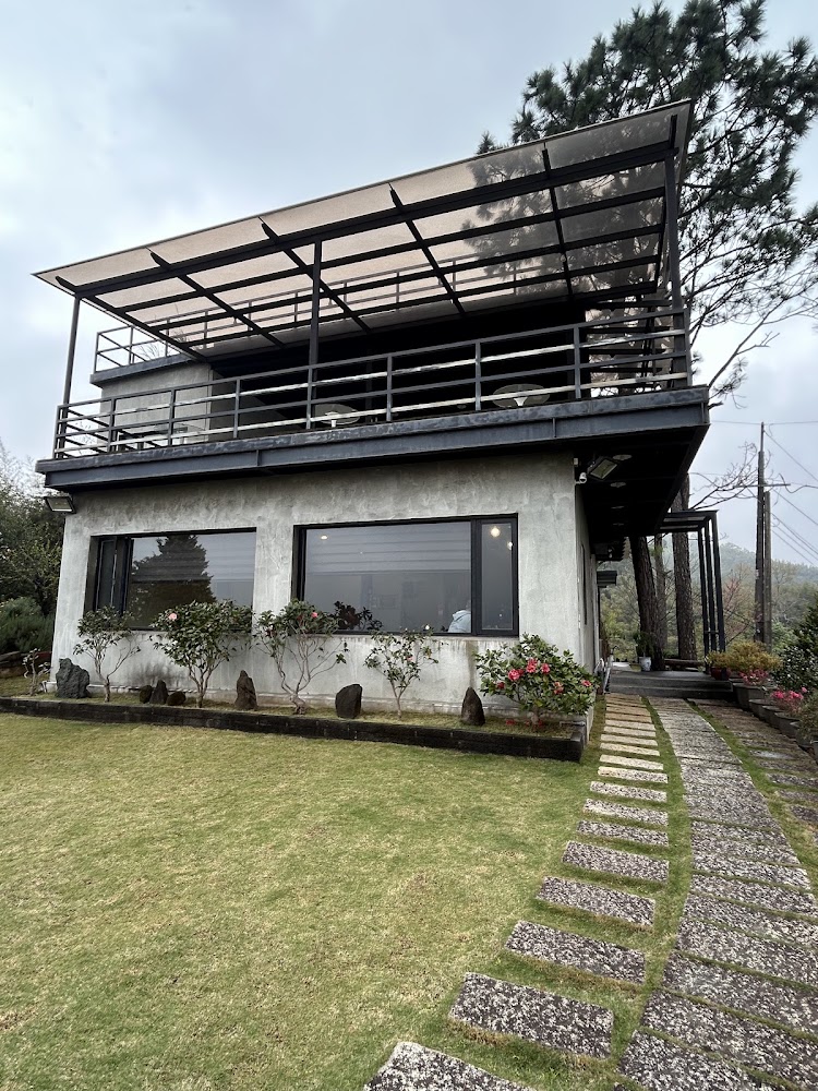 一山景觀咖啡的現代風格建築外觀與草地步道