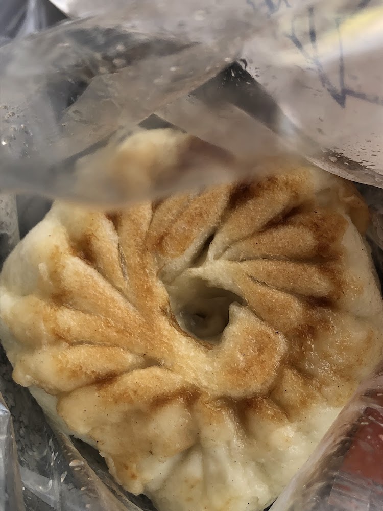 金黃色摺痕明顯的煎包放在透明塑膠袋中