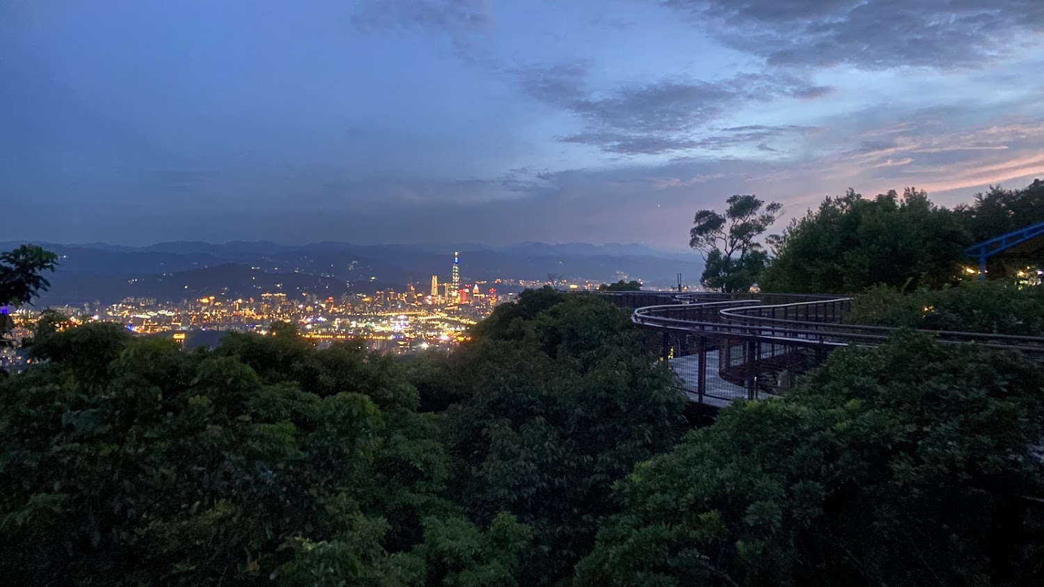 碧山露營場夜景與步道