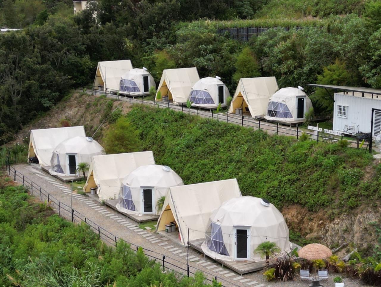 哈爾斯塔特露營區空拍球形帳篷A型木屋