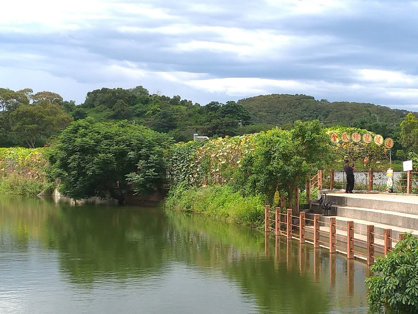 龍昇湖湖畔步道與牌樓