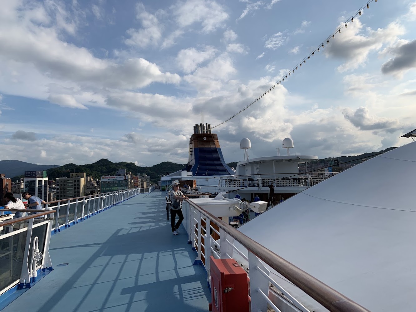 郵輪甲板寬敞明亮與遠方港景