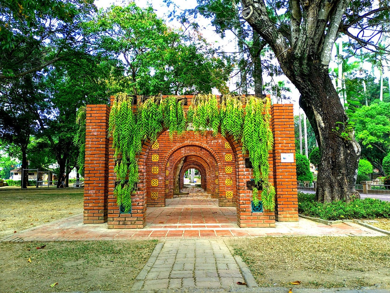 紅磚拱門建築與公園空間