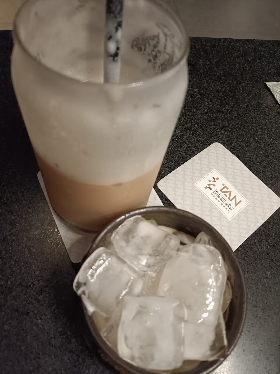 碳佐麻里精品燒肉高雄時代店TAN品牌特調冰飲料奶茶黑大理石桌面