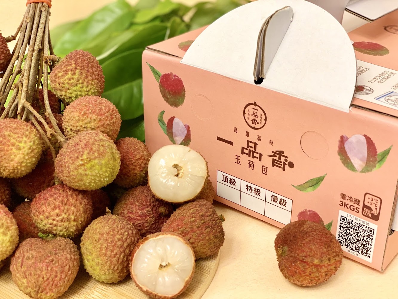 荔枝禮盒與新鮮果實陳列