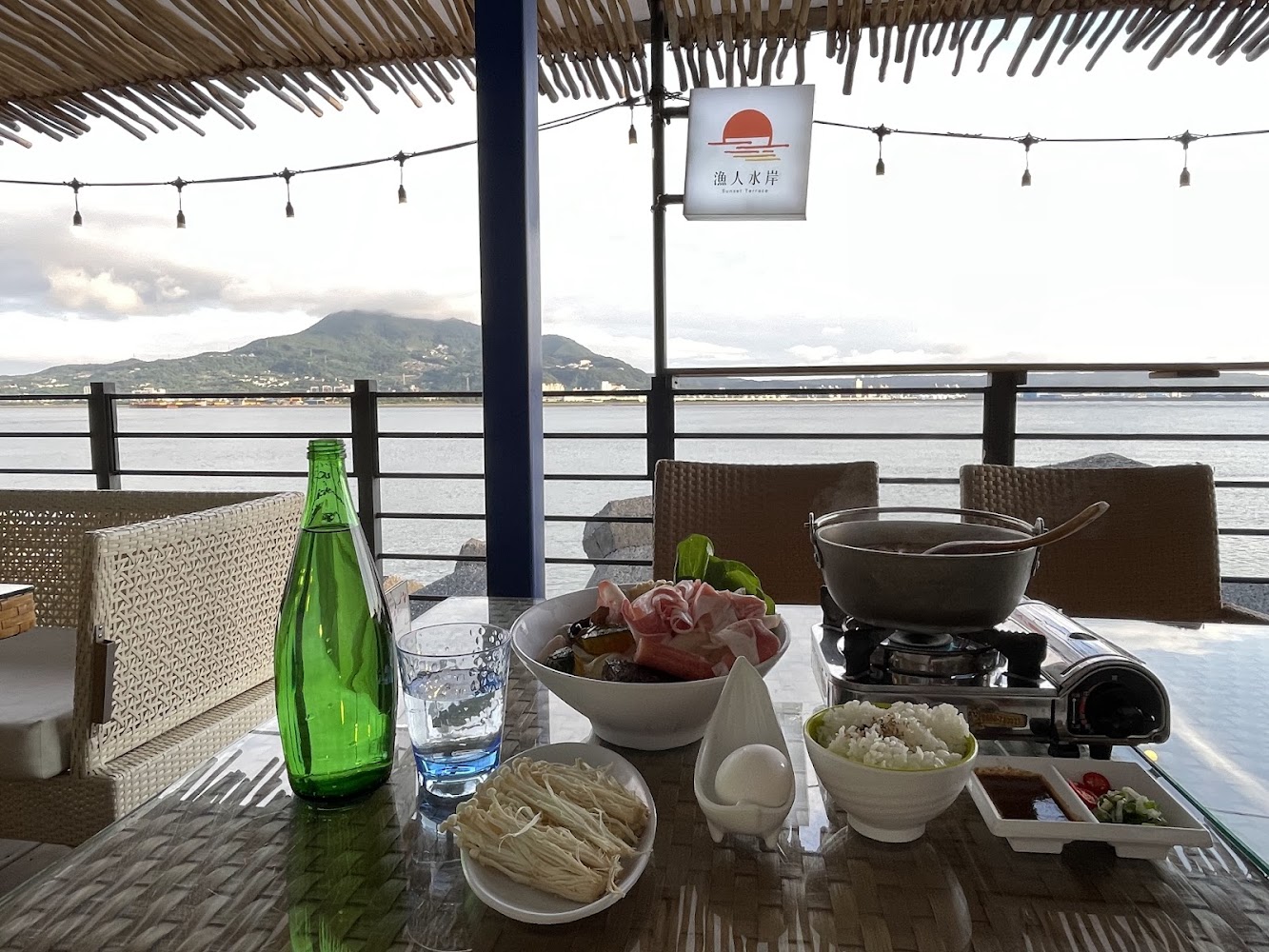 海景背景的火鍋套餐與豐富配料