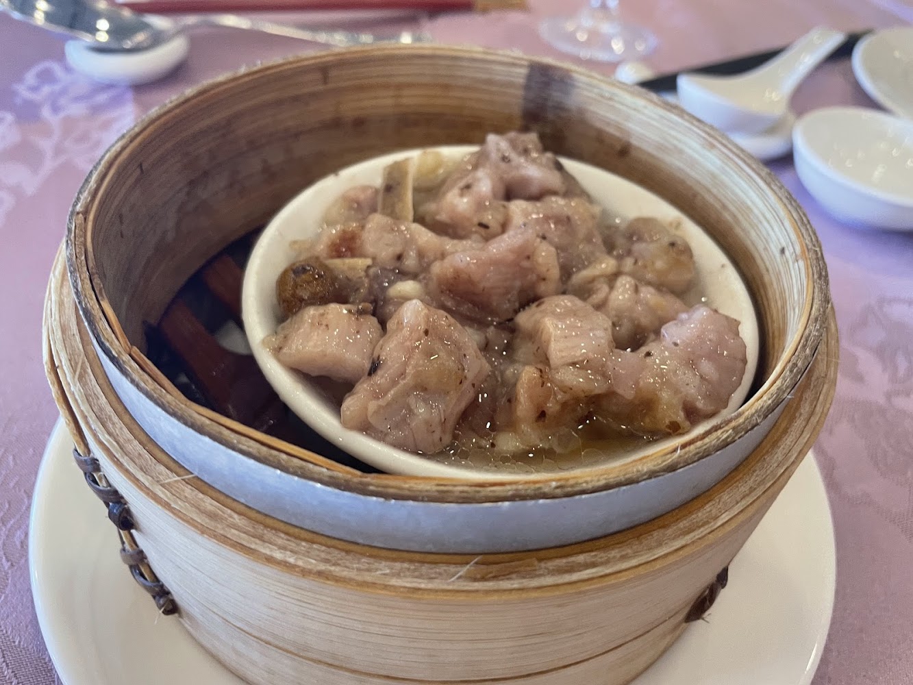 蒸籠內有一碗豆豉蒸排骨的港式點心