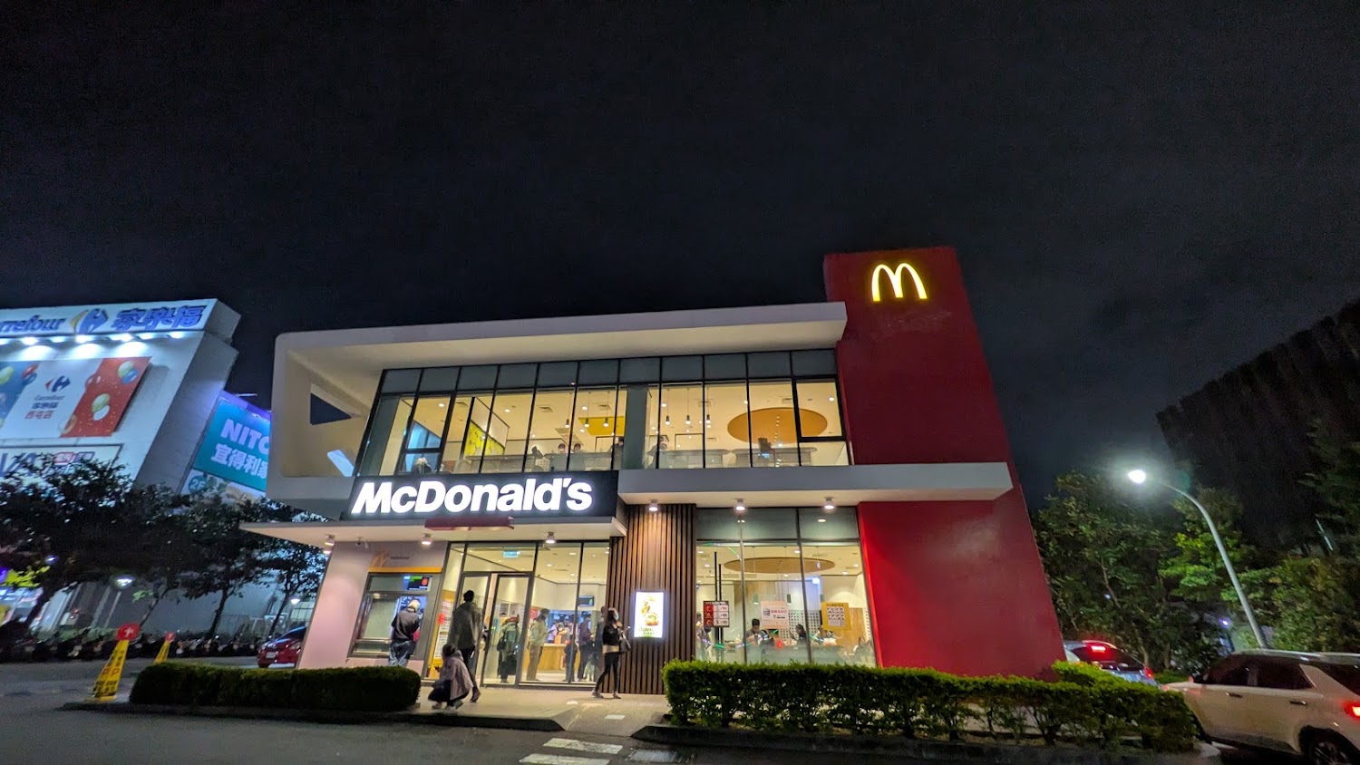 台中中港六餐廳夜間外觀