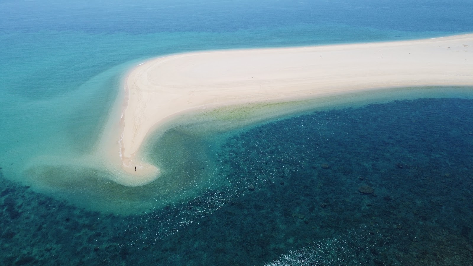 澎湖吉貝沙尾空拍,白色沙洲延伸入深藍海水