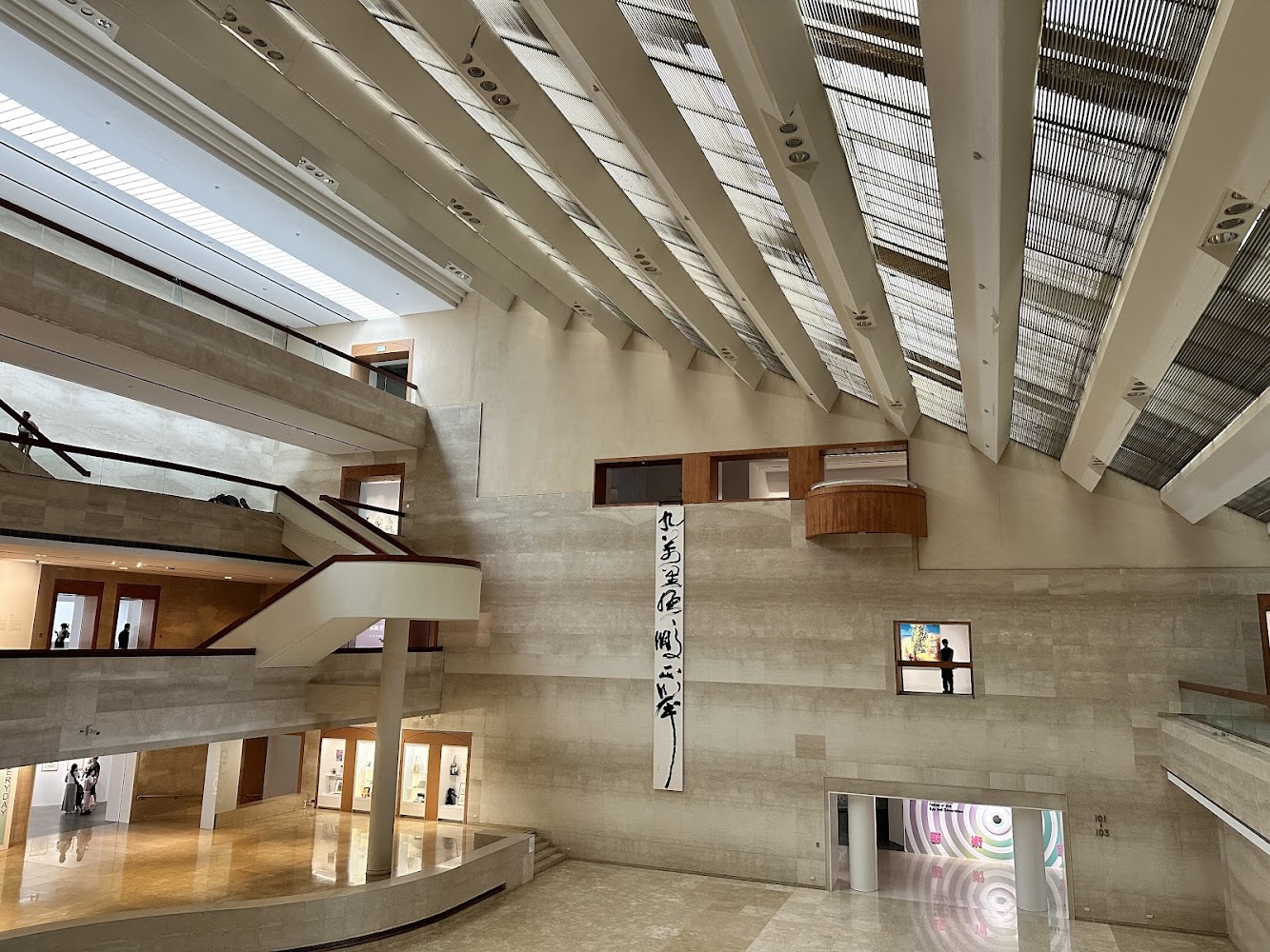 高雄市立美術館室內中庭樓梯與展區