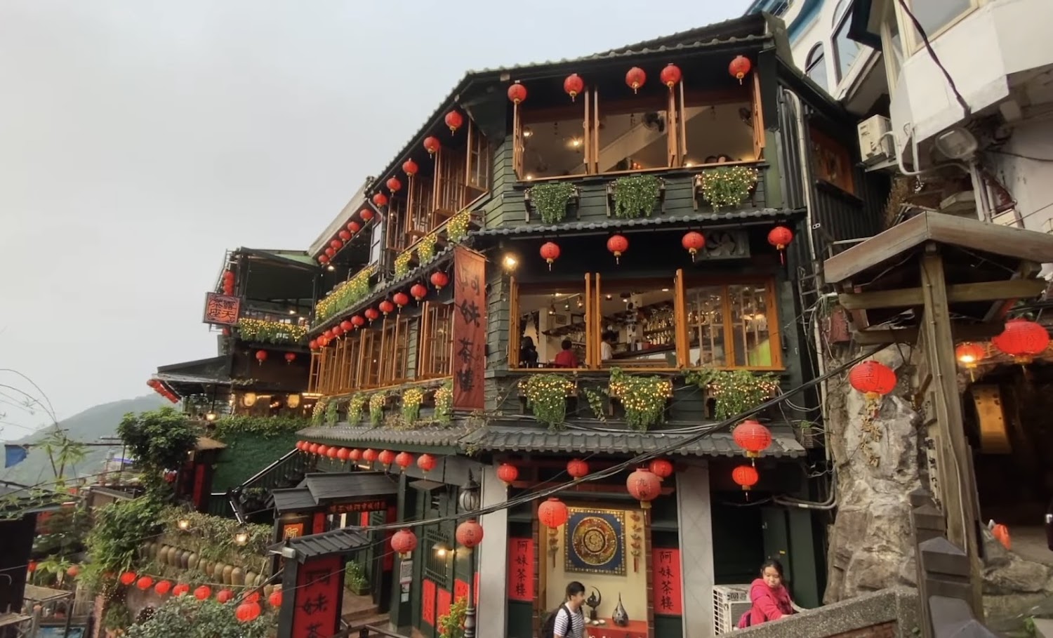掛滿紅燈籠的東方風茶樓建築