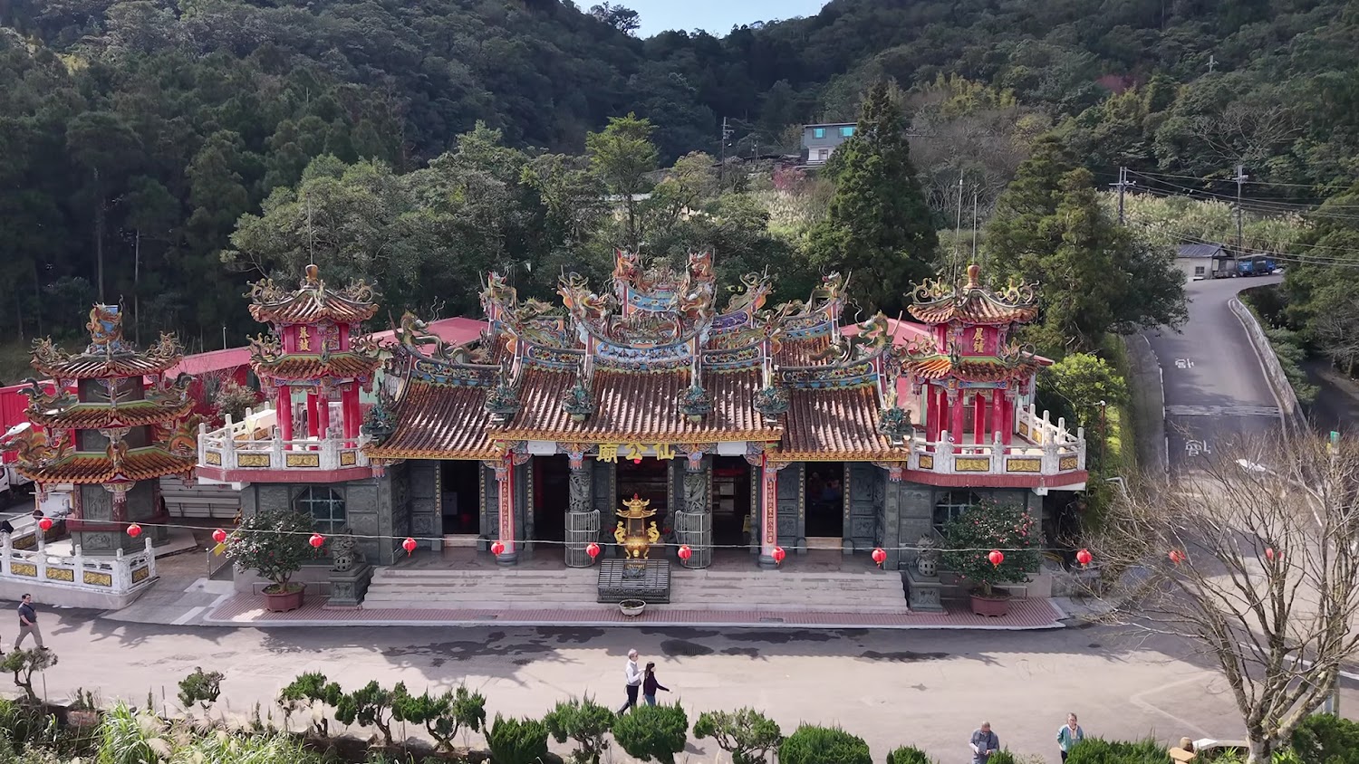 南山寺傳統屋頂與紅燈籠