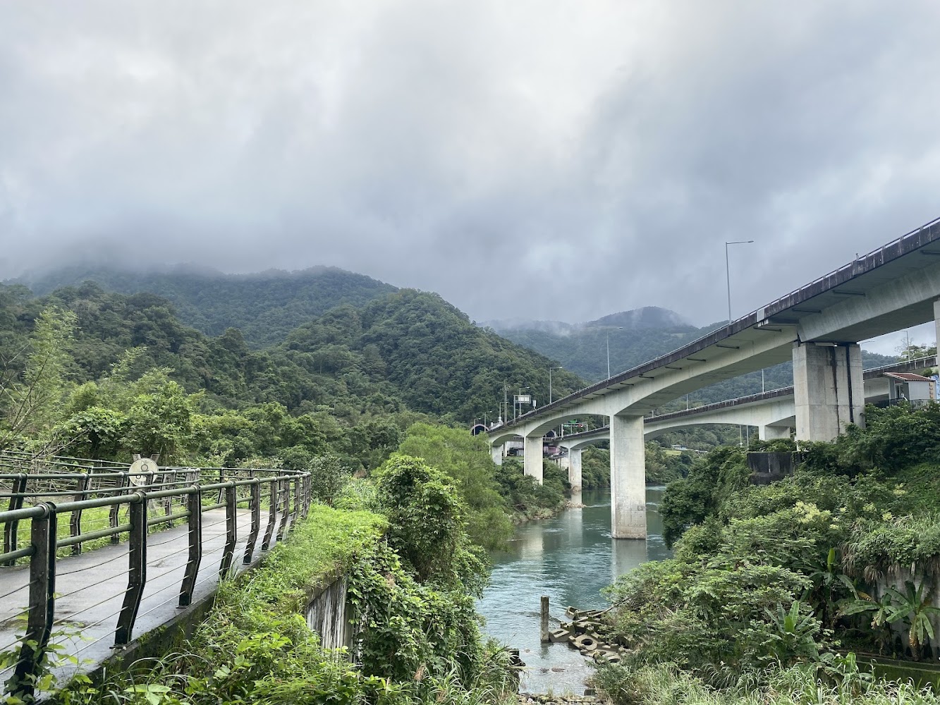 下坑子口溪親水遊憩區高架橋與綠意步道