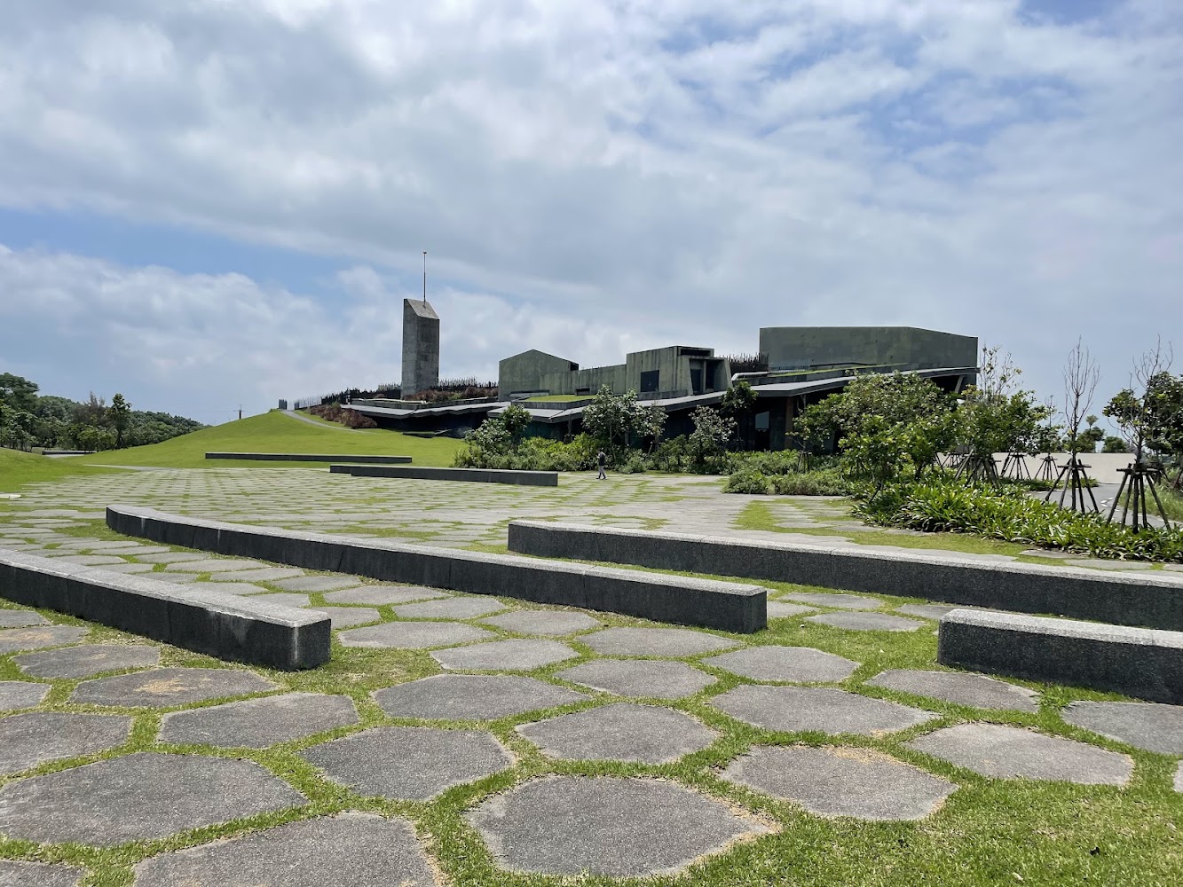 草地中的現代建築與步道