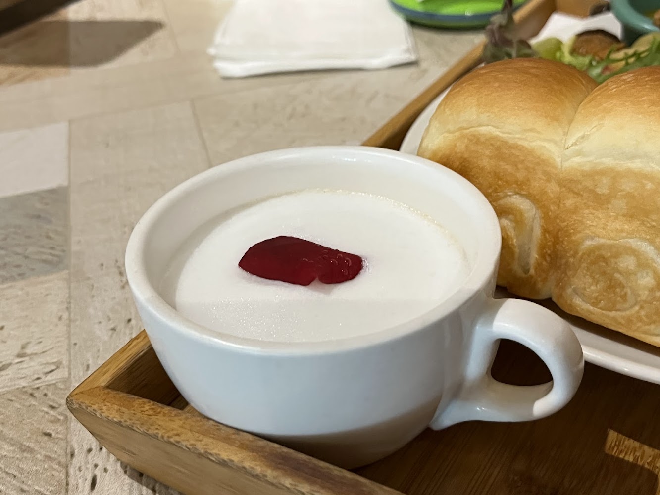 多一點咖啡奶白色熱飲與麵包捲