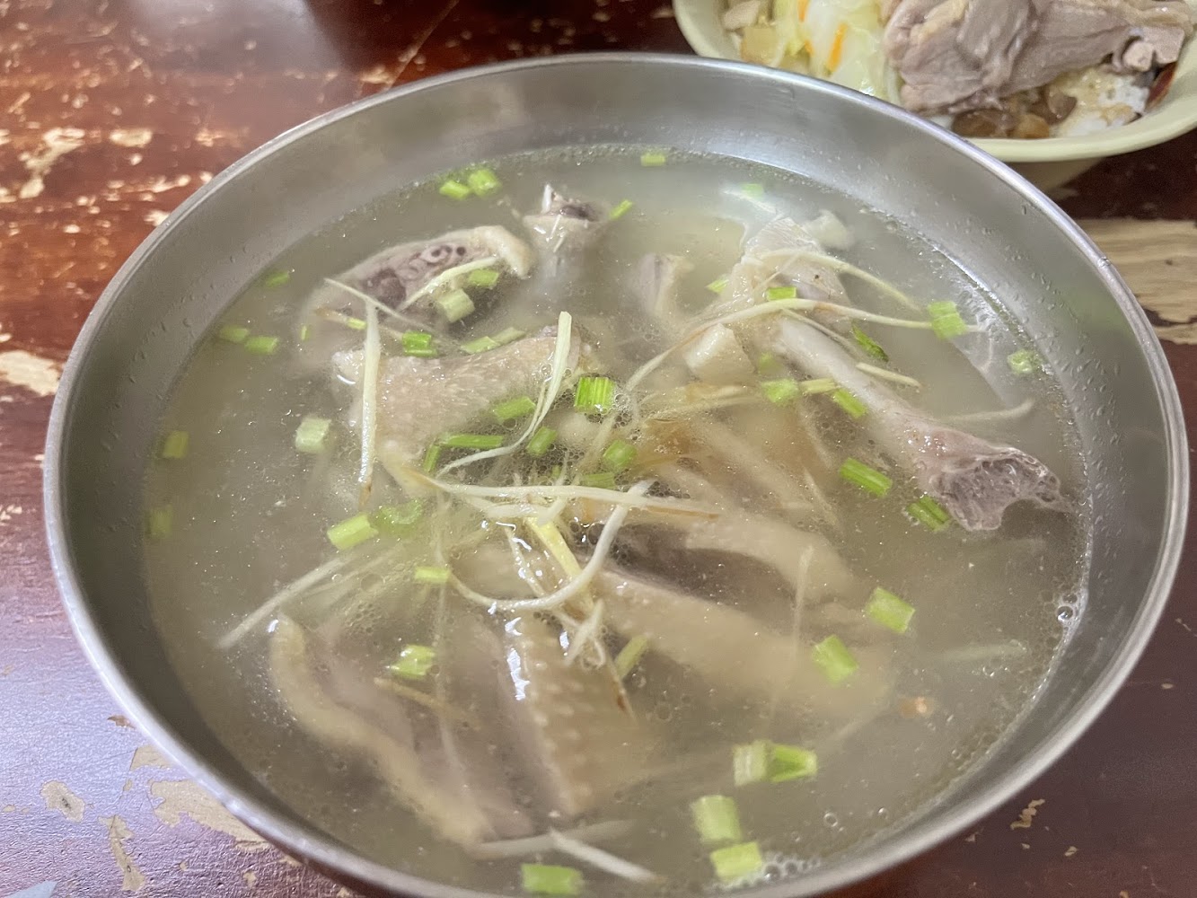 鴨肉湯有鴨肉塊薑絲與蔥花