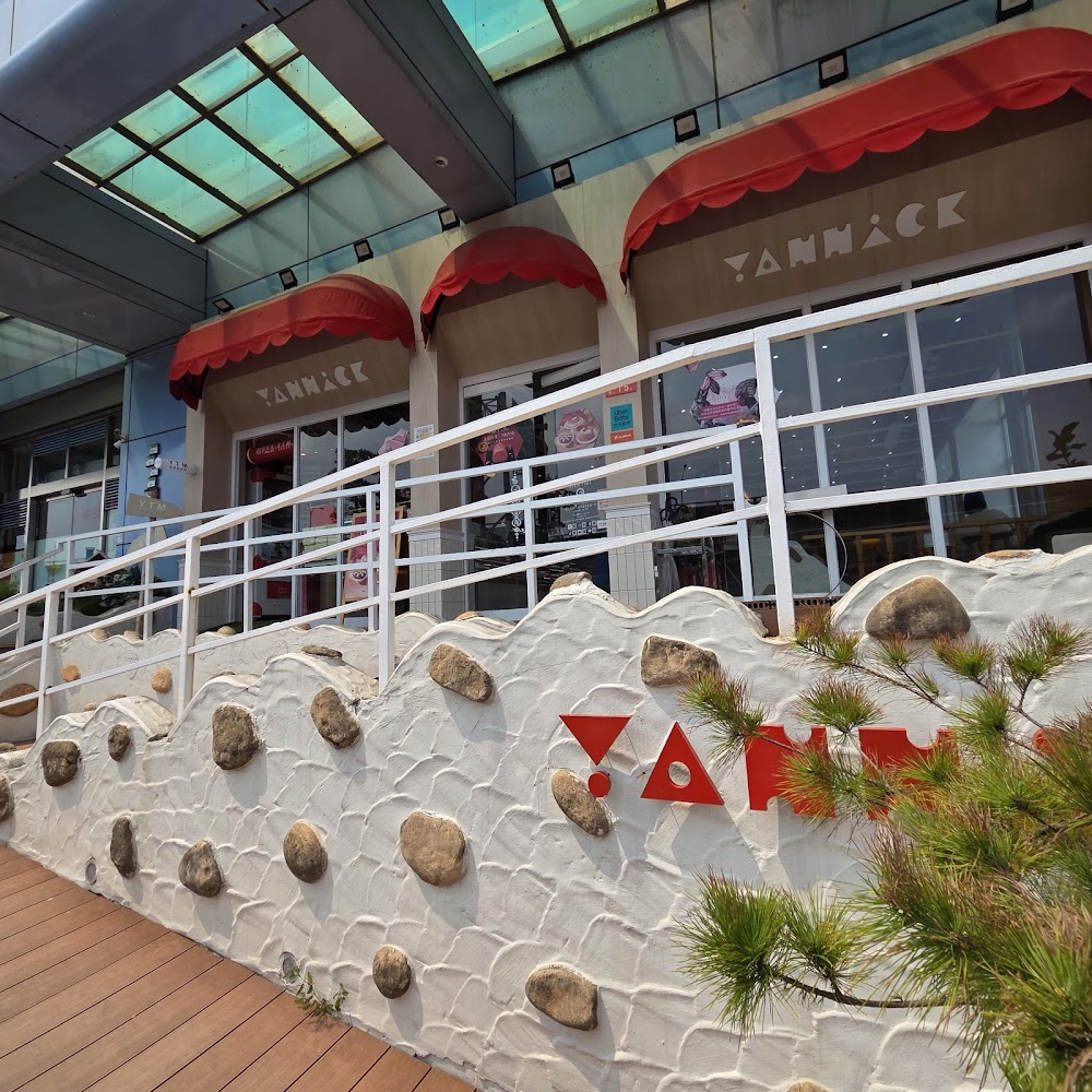 亞尼克總店外觀與紅色遮陽棚