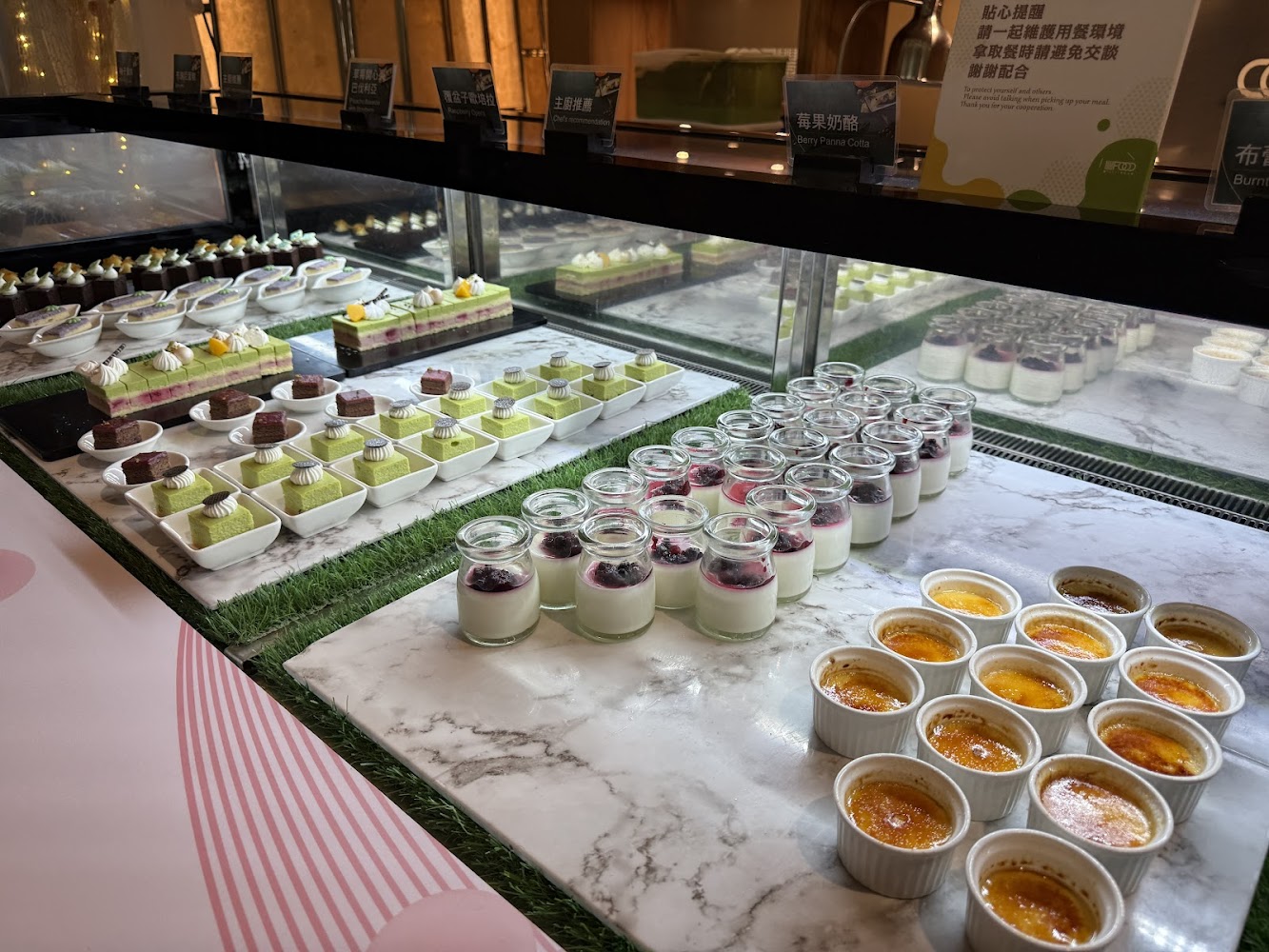 自助餐甜點區陳列奶酪、布丁、抹茶蛋糕與多款小甜點