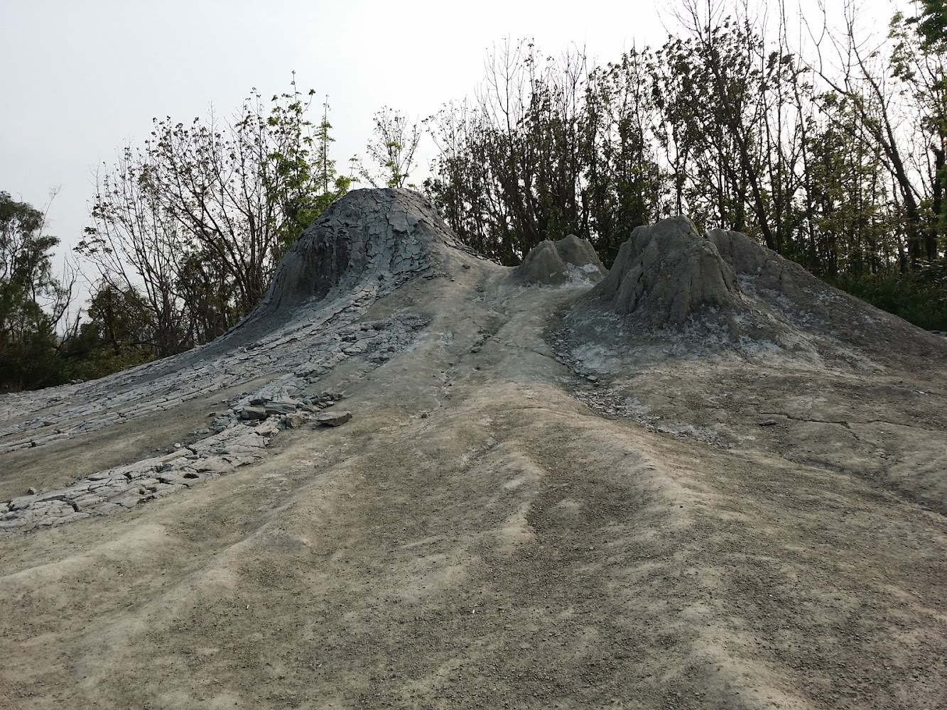 燕巢月世界周邊泥火山景觀灰白泥面