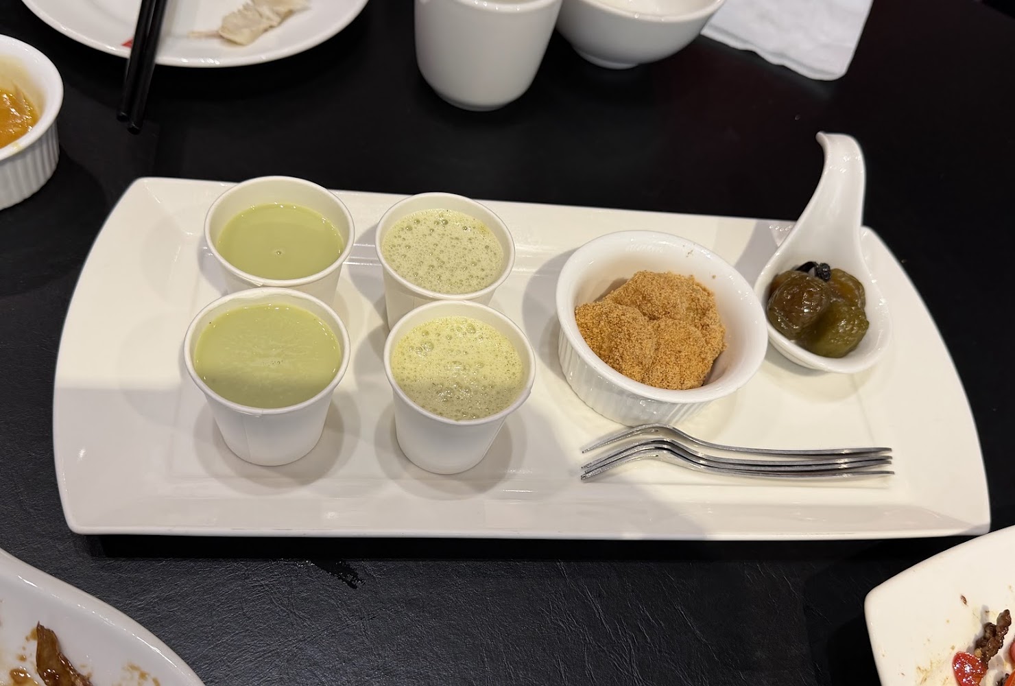 客家本色竹北店四杯綠色飲品與甜點拼盤