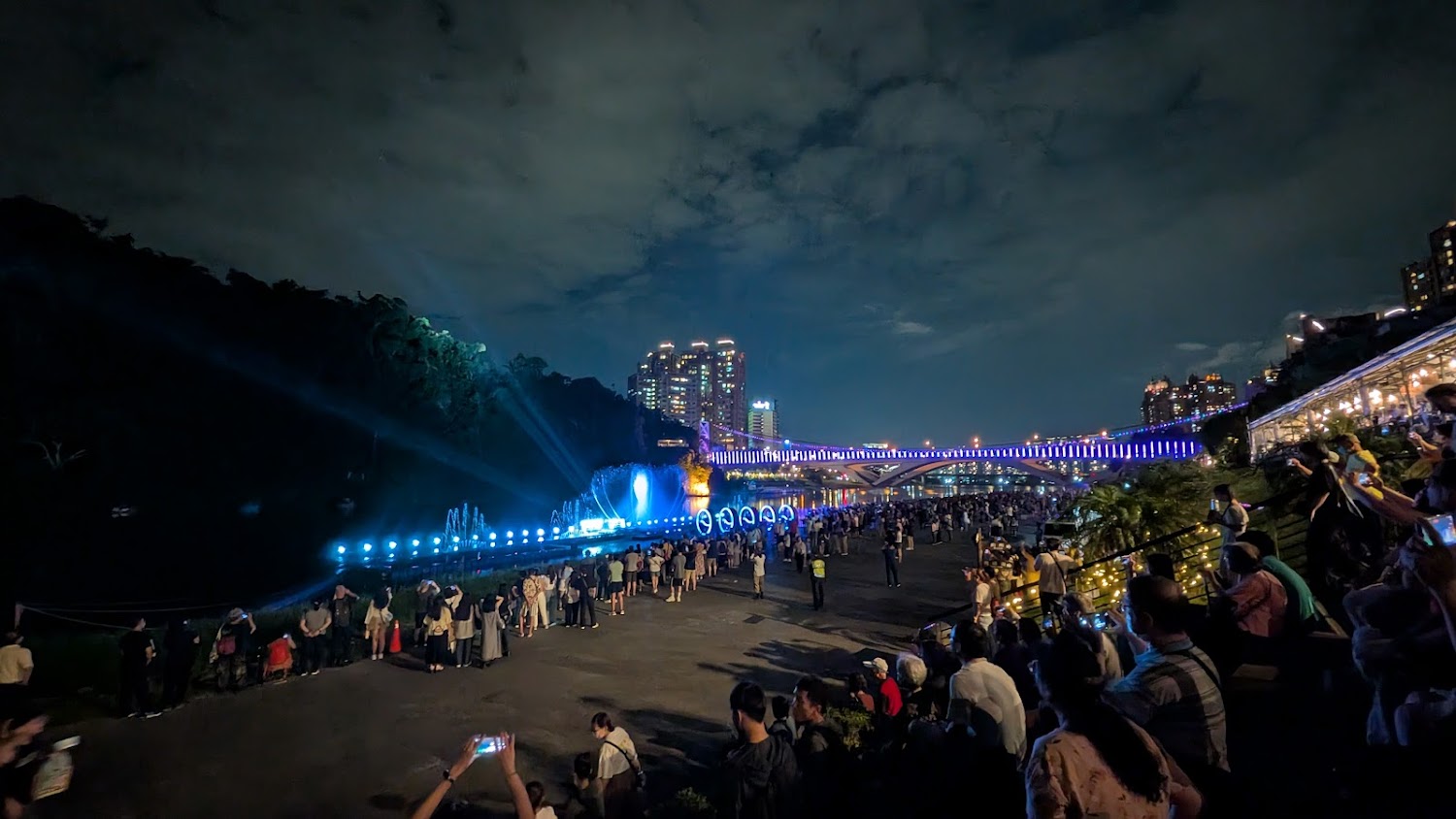 碧潭夜間水舞燈光秀吸引許多人圍觀