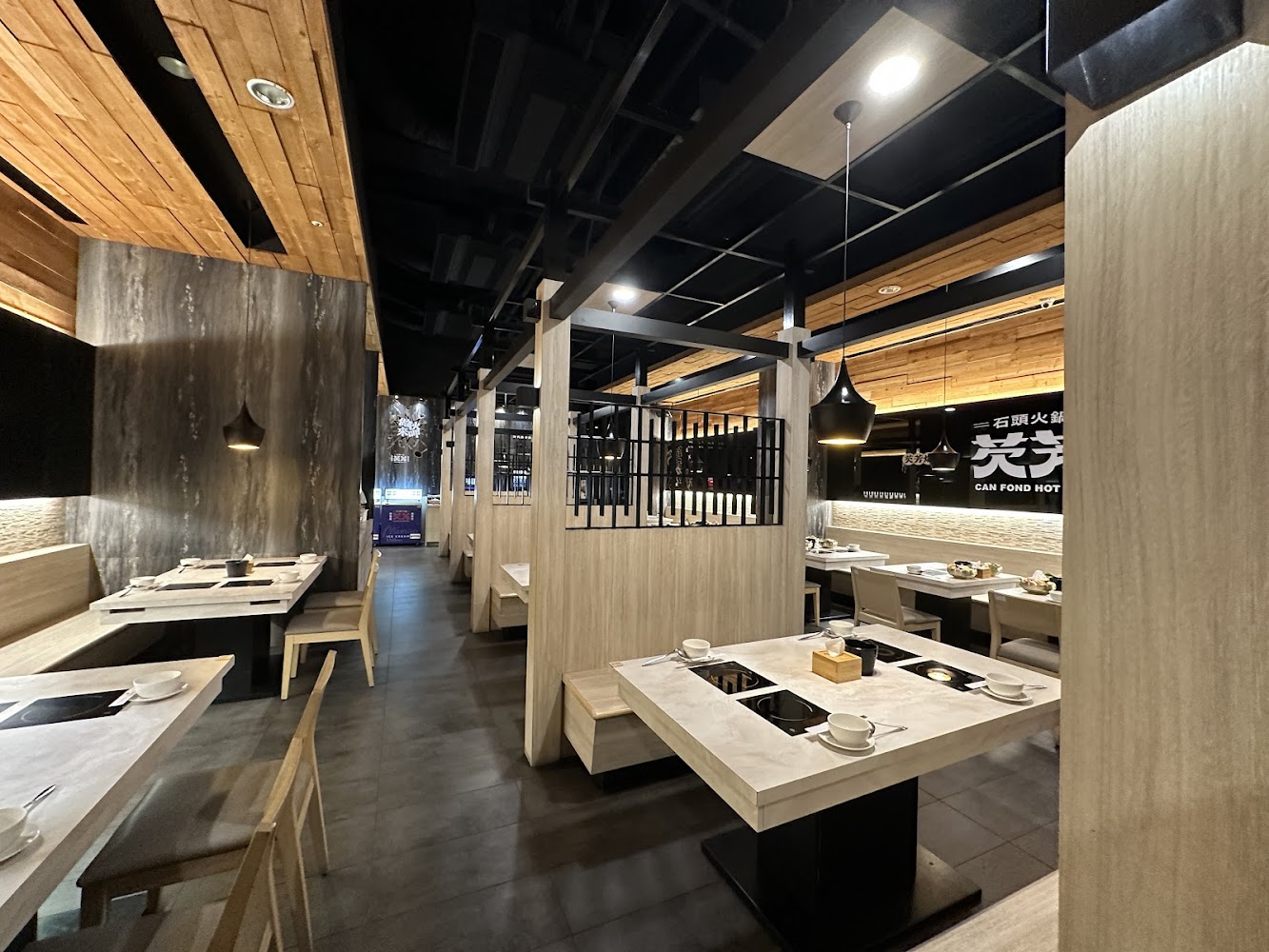 芡芳石頭火鍋台中市政店現代舒適內用空間
