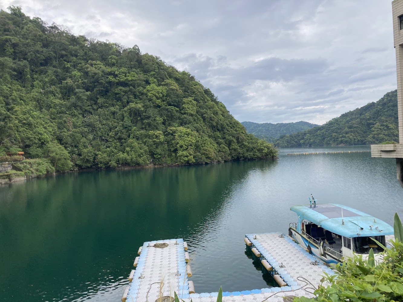 翡翠水庫湖邊碼頭與小船