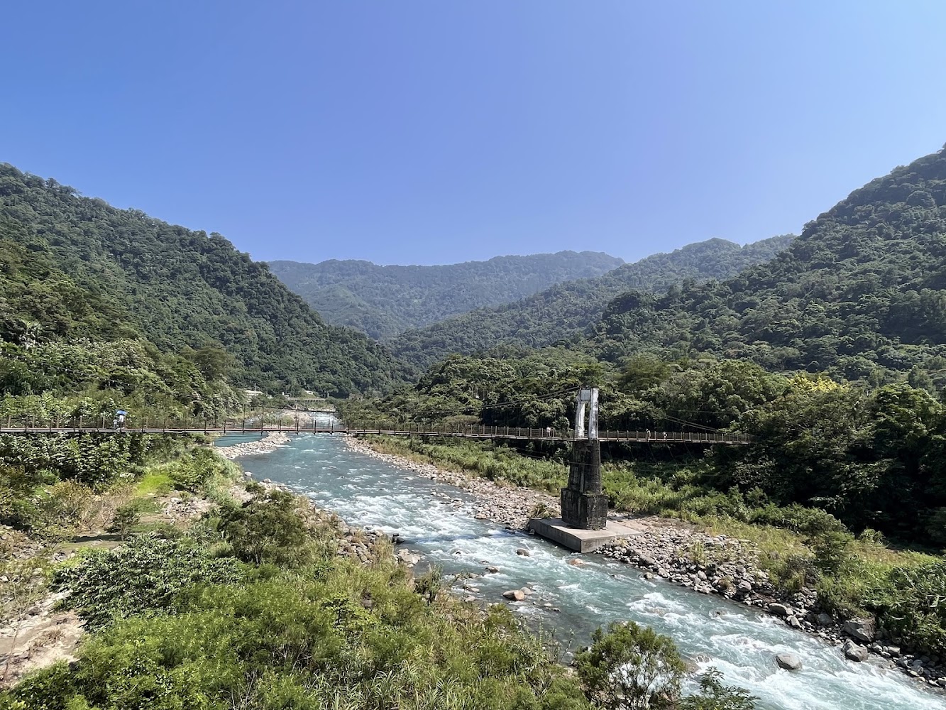 清澈河流與吊橋的內灣山景